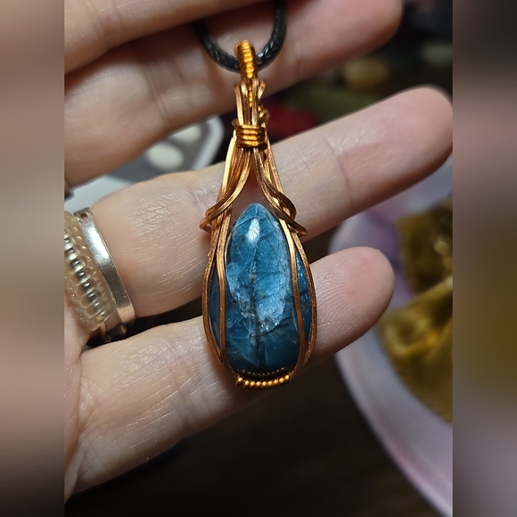 Handmade Apatite Teardrop Pendant, Wrapped in Copper, Art Deco Style Necklace - Picture 3 of 5